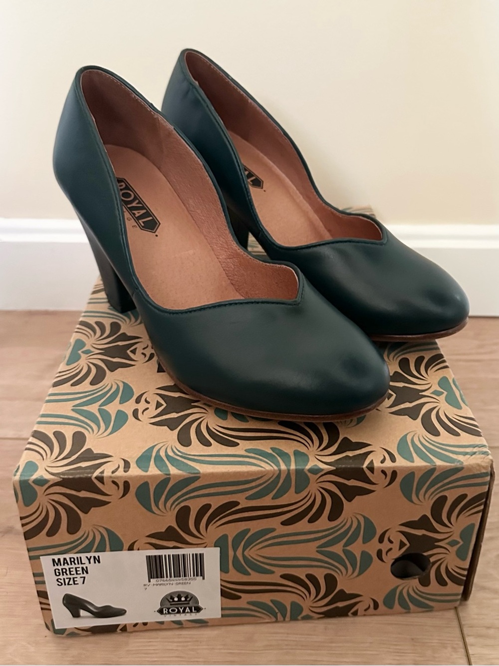 American Duchess (Royal Vintage) Marilyn Green Leather Pumps - Ladies Size 7
